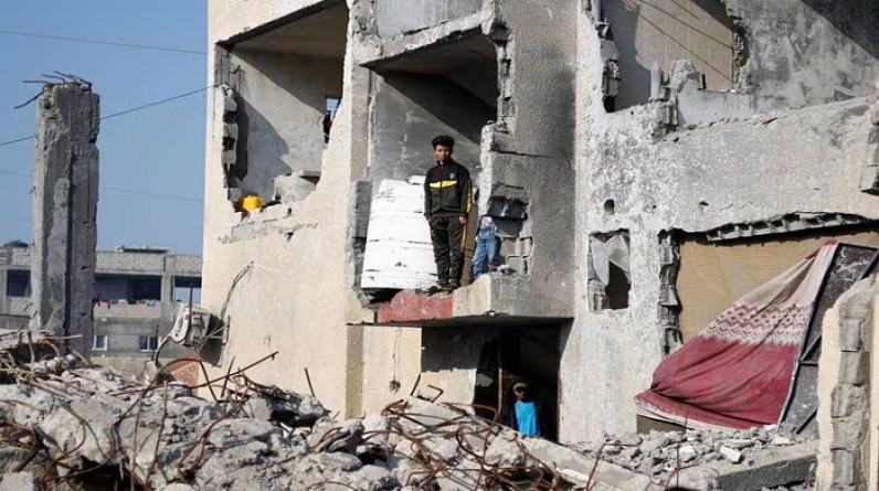 اليوم الـ96 لإبادة غزة: استهداف محيط مجمع الشفاء.. وقصف متواصل لجنوب القطاع